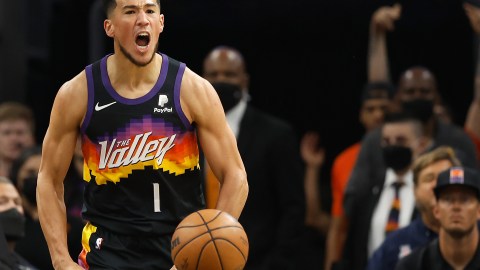 Devin Booker celebra la victoria de su equipo, Phoenix Suns, ante Philadelphia 76ers en la NBA.
