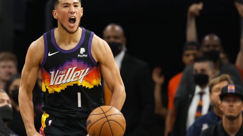 Devin Booker celebra la victoria de su equipo, Phoenix Suns, ante Philadelphia 76ers en la NBA.