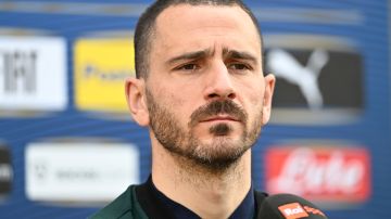 El defensor italiano Leonardo Bonucci atiende a la prensa luego de la eliminación de su selección de las eliminatorias al mundial de Qatar 2022.
