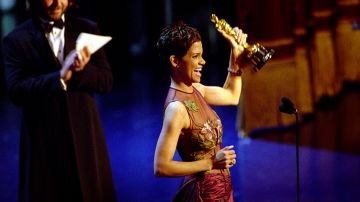 Halle Berry en la ceremonia de 2002 de los Premios Oscar.