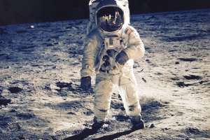 Subastan foto de Buzz Aldrin del paseo lunar por casi 8,000 dólares
