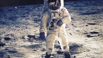 Fotografía de Buzz Aldrin con traje de astronauta.