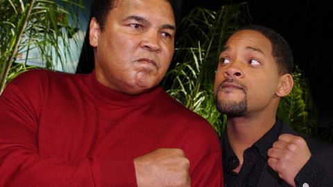 WIll Smith (R) comparte con Muhammad Ali durante la premiere de la película Ali en 2001.