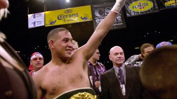 Héctor "Macho" Camacho celebra el título conseguido en 2001 tras vencer a Roberto "Mano de Piedra" Durán en 12 asaltos.