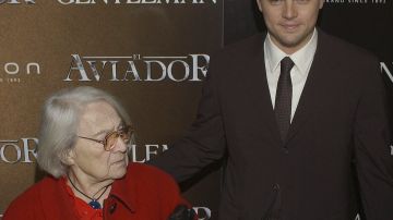 Leonardo DiCaprio y su abuela materna Helene IndenBirken en la premiere de "The Aviator" en 2005.