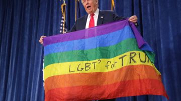 Trump presume apoyo de un grupo LGBTQ+, pero sus polítican han afectado a esa comunidad.