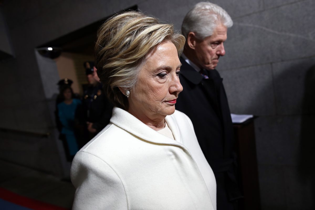 Detalló que su esposo, el expresidente Bill Clinton, arrojó negativo y mantendrá cuarentena en su casa.
