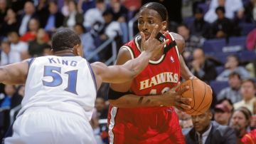 Lorenzen Wright con Atlanta Hawks disputando un balón ante Washington Wizards en el año 2000.