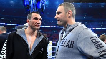 Wladimir Klitschko (L) y Vitali Klitschko (R) forman parte de la defensa de Ucrania en el conflicto ante Rusia.