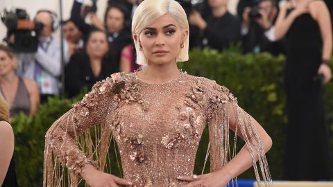 Kylie Jenner dio a luz a su segundo bebé hace seis semanas y asegura estar viviendo un postparto muy difícil.