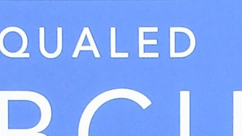 Kim Kardashian posa junto a su hermana Khloé en un evento de NBCUniversal.