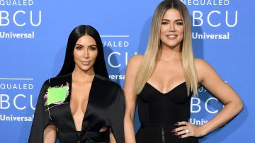 Kim Kardashian posa junto a su hermana Khloé en un evento de NBCUniversal.