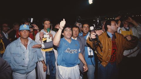 Diego Maradona es rodeado por fanáticos tras el triunfo ante Bayern en semifinales de la Copa de la UEFA en 1989.