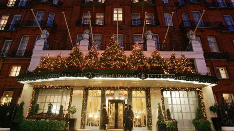 El joven está acusado de realizar redadas en el hotel Claridge's en Mayfair.