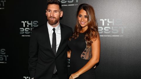 Lionel Messi y su esposa Antonella Roccuzzo asisten a los Premios The Best de la FIFA en 2017.