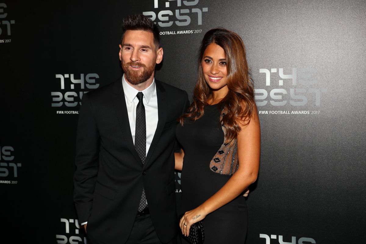 Lionel Messi y su esposa Antonella Roccuzzo asisten a los Premios The Best de la FIFA en 2017.