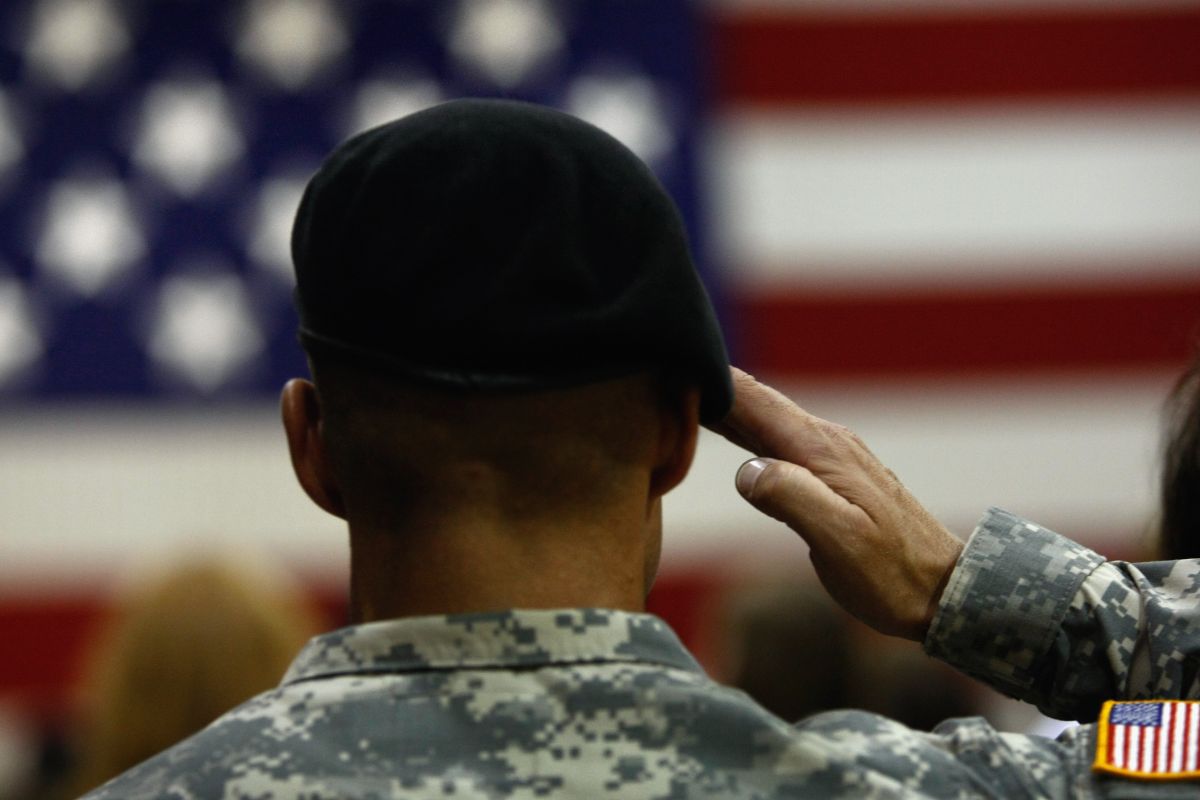 Si una persona tiene vínculo familiar directo con un militar puede beneficiarse y arreglar sus papeles.