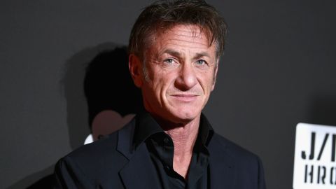 Sean Penn huye de Ucrania a pie hasta la frontera polaca tras dejar su coche en la carretera