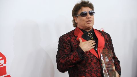 Muchos dejan ofrendas en la humilde casa donde se crió Juan Gabriel