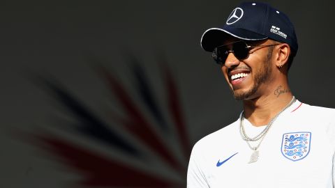 Lewis Hamilton luce una camisa de la selección inglesa de fútbol durante la 'Pole Position' del Gran Premio de Gran Bretaña de la Fórmula 1.