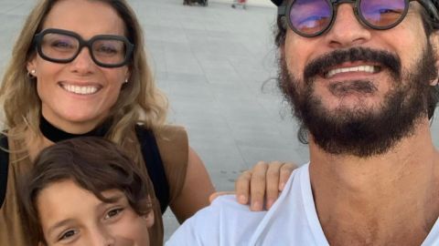 Ricardo Arjona junto a su esposa y su hijo más pequeño