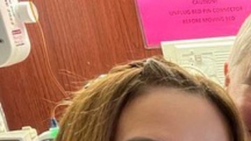 Rashel Díaz junto a su abuelita Chela, su mamá y su tía