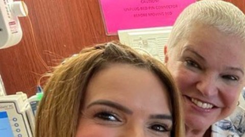 Rashel Díaz junto a su abuelita Chela, su mamá y su tía