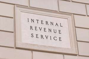 Los 3 grandes crímenes financieros que resolvió el IRS y cómo trabajan para atrapar estafadores