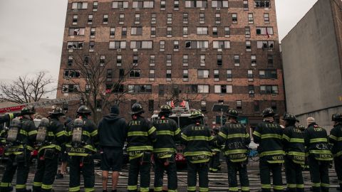 17 muertos dejó el incendio en el edificio Twin Parks de 19 pisos el pasado mes de enero.