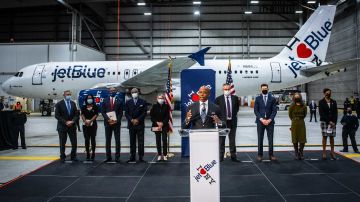 El Alcalde hizo el anuncio en compañía de los ejecutivos de JetBlue, en el aeropuerto JFK.