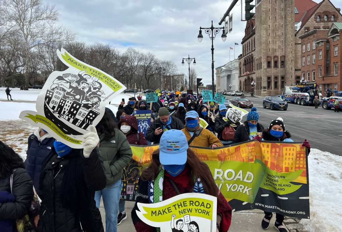 Decenas de inmigrantes y activistas marcharon hacia el Capitolio en Albany para exigir a legisladores aprobar la Ley de Cobertura para Todos.