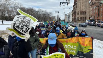 Decenas de inmigrantes y activistas marcharon hacia el Capitolio en Albany para exigir a legisladores aprobar la Ley de Cobertura para Todos.