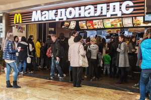 Conflicto Rusia Ucrania: Tras anuncio de cierre de McDonald's rusos revenden hamburguesas a precios exorbitantes
