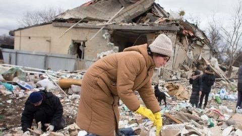 Mila Kunis y Ashton Kutcher prometen igualar $3 millones en donaciones para refugiados ucranianos.