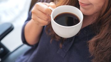 Mujer bebe café