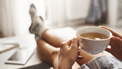 Mujer bebiendo té