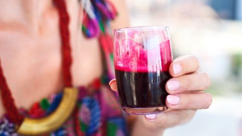 Mujer con jugo de remolacha