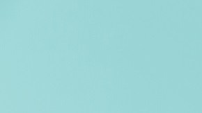 Mujer disfrutando olor de chocolate