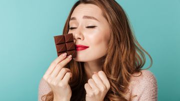 Mujer disfrutando olor de chocolate