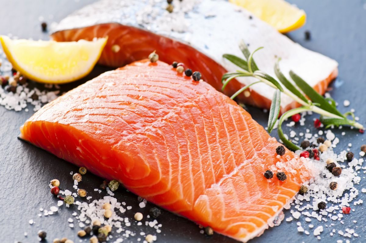 El pescado, especialmente los pescados grasos como el salmón, son parte de los alimentos en los que se basa la dieta nórdica.