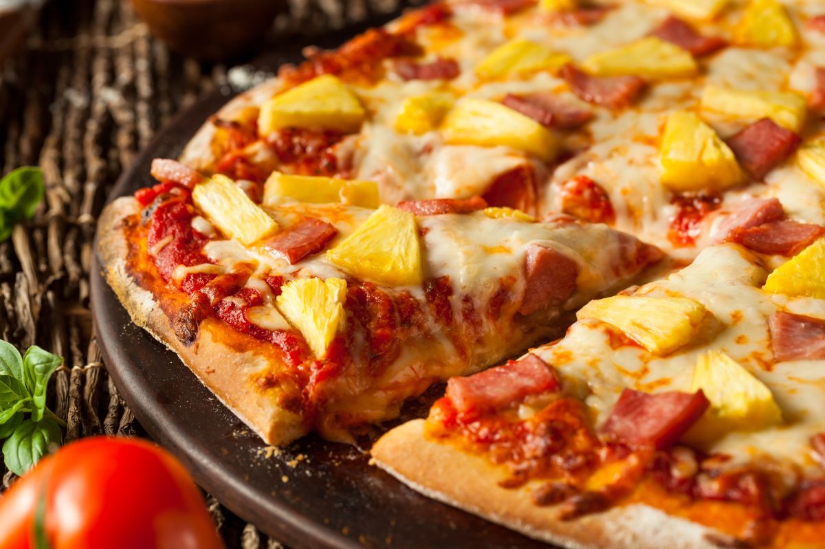 La pizza puede tener un alto contenido en sodio, lo cual puede afectar la presión arterial.