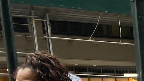 Decenas de limpiadoras domésticas protestaron ayer frente a las oficinas dela Gobernadora en Manhattan.