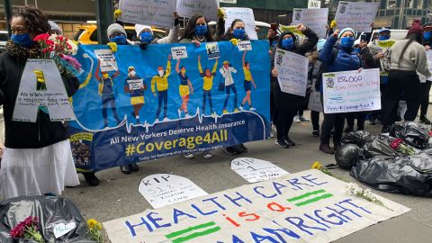 Decenas de limpiadoras domésticas protestaron ayer frente a las oficinas dela Gobernadora en Manhattan.