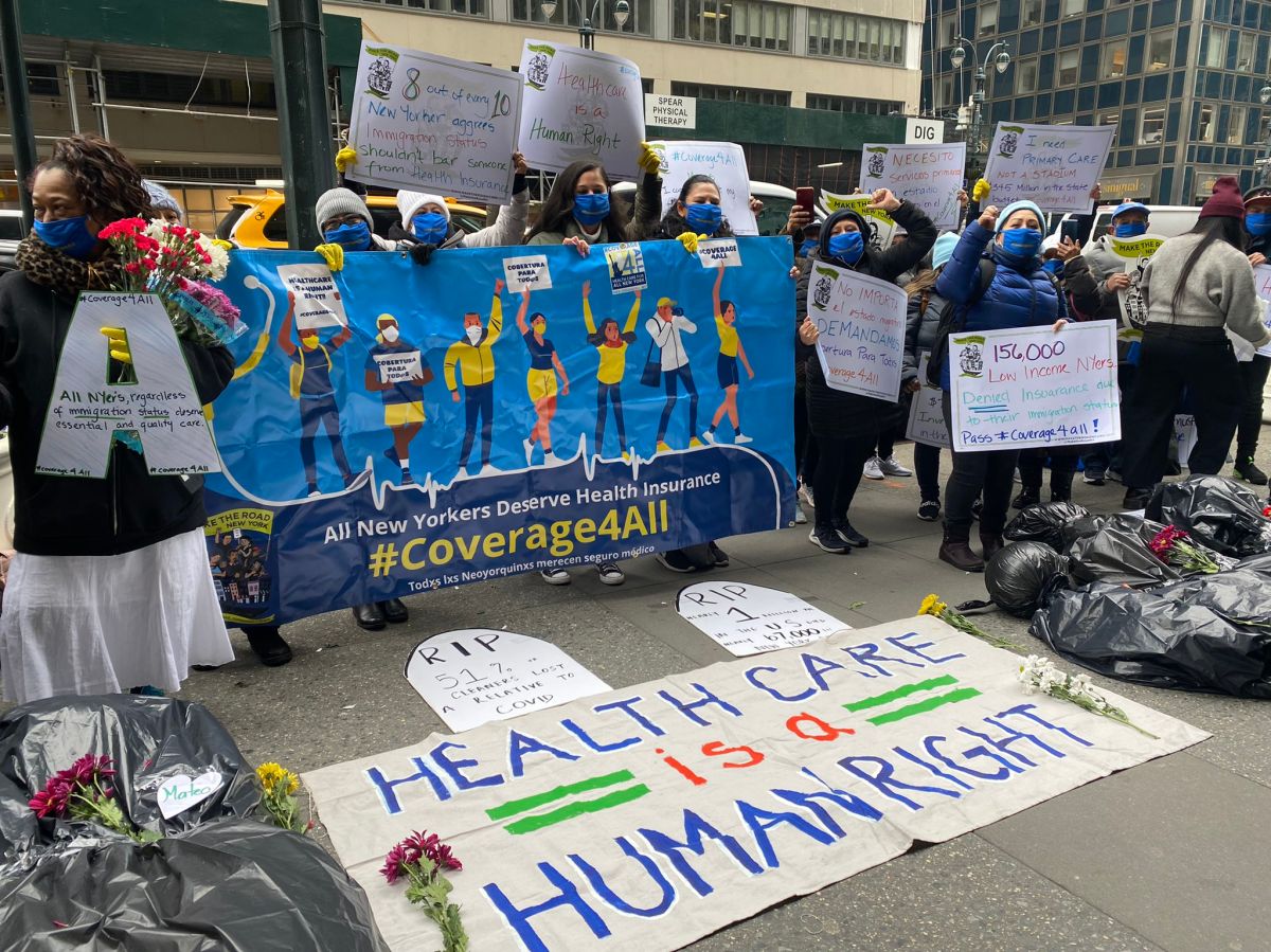 Decenas de limpiadoras domésticas protestaron ayer frente a las oficinas dela Gobernadora en Manhattan.
