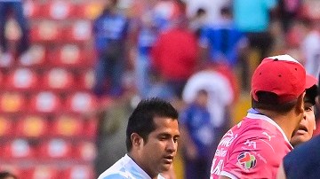 Hubo una invasión de aficionados en La Corregidora para evitar salir heridos.