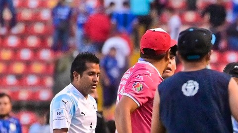 Hubo una invasión de aficionados en La Corregidora para evitar salir heridos.