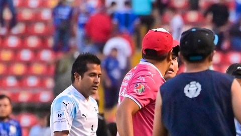 Hubo una invasión de aficionados en La Corregidora para evitar salir heridos.