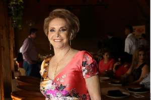 Cuquita Abarca, viuda de Vicente Fernández, reitera en una carta que TelevisaUnivision no puede transmitir bioserie de ‘Chente’