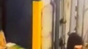 El NYPD está ofreciendo una recompensa total de $10,000 por cualquier información que conduzca al arresto y condena del sospechoso.