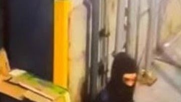 El NYPD está ofreciendo una recompensa total de $10,000 por cualquier información que conduzca al arresto y condena del sospechoso.